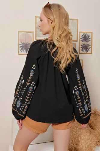Kadın Siyah Bisiklet Yaka Önü Ve Kolları Nakışlı Keten Dokuma Bluz Alc-X10193 - 5