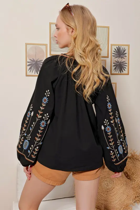 Kadın Siyah Bisiklet Yaka Önü Ve Kolları Nakışlı Keten Dokuma Bluz Alc-X10193 - 5