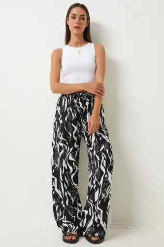 Kadın Siyah Canlı Beyaz Desenli Dökümlü Viskon Palazzo Pantolon EN00606-Siyah Canlı Beyaz - 3