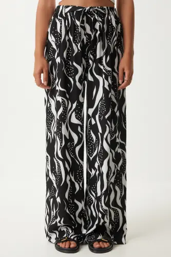 Kadın Siyah Canlı Beyaz Desenli Dökümlü Viskon Palazzo Pantolon EN00606-Siyah Canlı Beyaz - 4