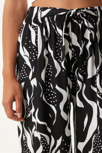 Kadın Siyah Canlı Beyaz Desenli Dökümlü Viskon Palazzo Pantolon EN00606-Siyah Canlı Beyaz - 5