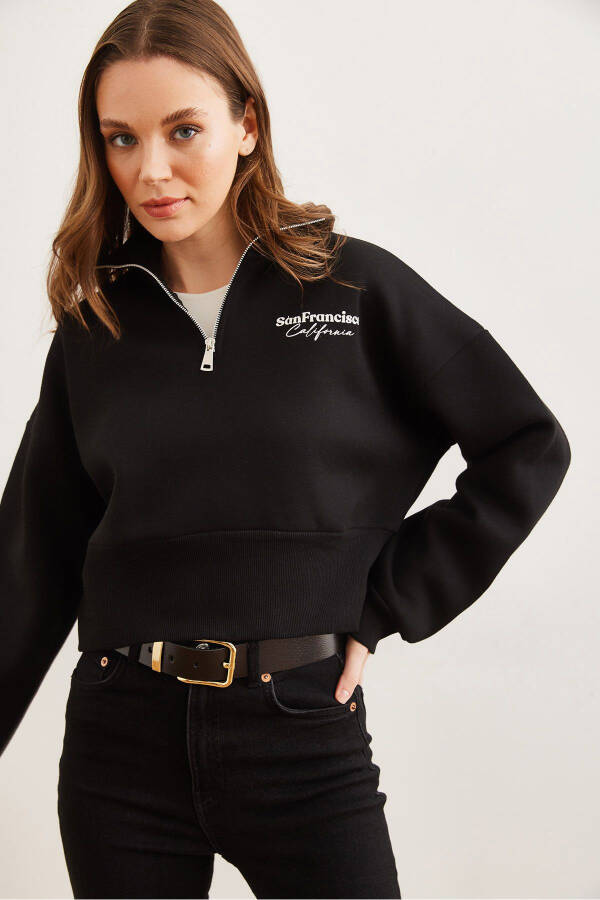 Kadın Siyah Dik Yaka Fermuarlı Şardonlu Crop Sweatshirt SWT-19000699 - 4