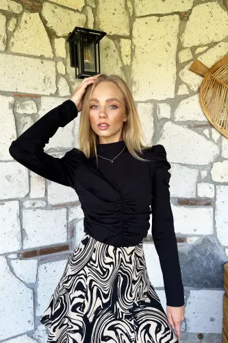 Kadın Siyah Dik Yaka Prenses Kol Önü Büzgü Detaylı Crep Örme Bluz Alc-X11010-SİYAH - TREND ALAÇATI STILI (1)