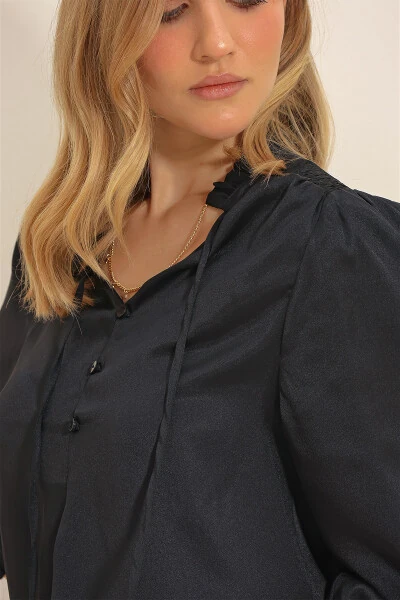 Kadın Siyah Hakim Yaka Omuzları Gipeli Balon Kol Düğme Detaylı Saten Bluz ALC-X11337 - TREND ALAÇATI STILI (1)