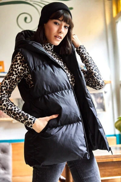 Kadın Siyah Kapşonlu Dolumlu 3 Cepli Dokuma Şişme Yelek YLK-19000012 - Modazone (1)