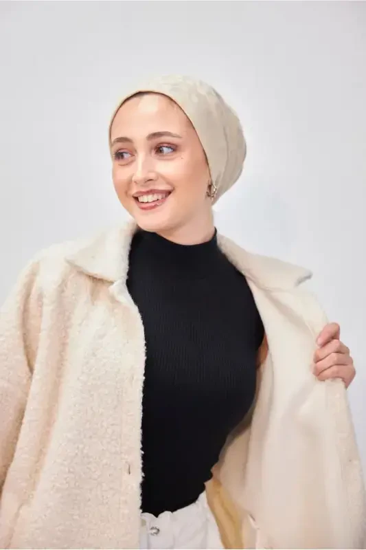 KADIN SİYAH KOLSUZ FİTİLLİ KAZAK T 8253-SİYAH - TRENDTESETTÜR