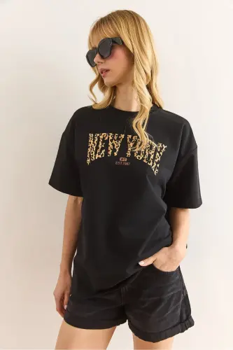 Kadın Siyah Leopar Newyork Baskılı 2 İp Rahat Kalıp Tişört TSH-19000849 - Siyah - 4