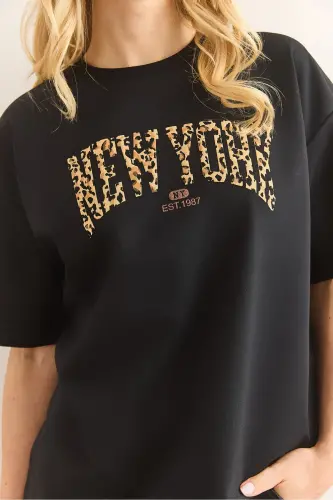 Kadın Siyah Leopar Newyork Baskılı 2 İp Rahat Kalıp Tişört TSH-19000849 - Siyah - 6