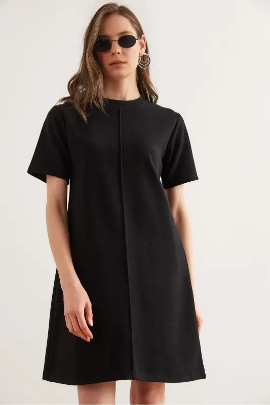 Schwarzes Mini-Thessaloniki-Kleid mit Nähten an der Vorderseite für Damen ELB- 19002335 - Schwarz - 1