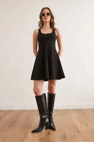 Kadın Siyah U Yaka Parçalı Trend Mini Kloş Elbise ELB-19002349 - 2