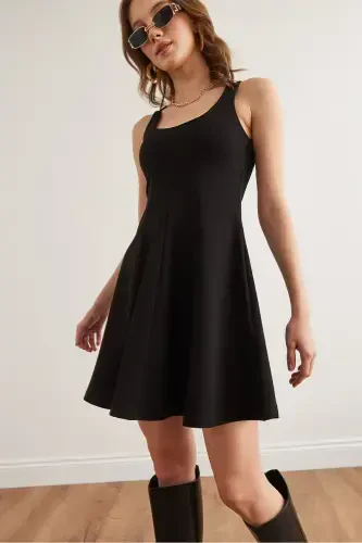 Kadın Siyah U Yaka Parçalı Trend Mini Kloş Elbise ELB-19002349 - 5