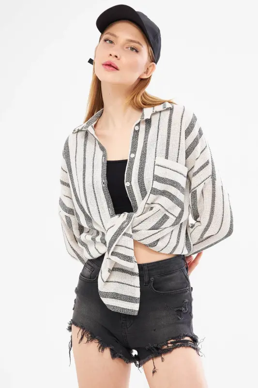 Kadın Siyah Uzun Kollu Cep Detaylı Sırtı Pileli Çizgili Oversize Gömlek ARM-24Y001053-Siyah - 1