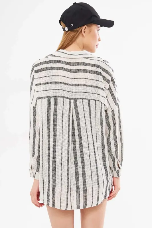 Kadın Siyah Uzun Kollu Cep Detaylı Sırtı Pileli Çizgili Oversize Gömlek ARM-24Y001053-Siyah - 5