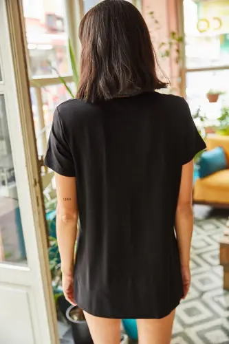Kadın Siyah V Yaka Yanı Yırtmaçlı Dökümlü Salaş T-Shirt TSH-19000582 - Siyah - 5