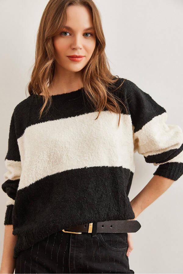 Kadın Siyah Yumuşak Dokulu Kalın Şeritli Triko Kazak KZK-19000823-Siyah - 1