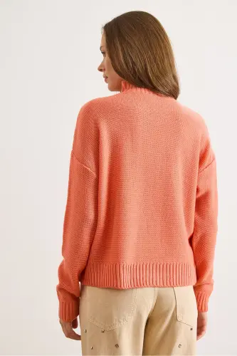 Kadın Somon Dik Yaka Ortası Saç Örgülü Triko Kazak KZK-19000912-Somon - OLALOOK (1)