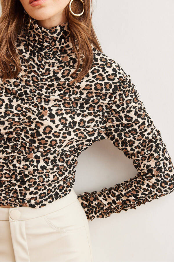 Kadın Taş-Siyah Önü Dikiş Detaylı Fitilli Esnek Leopar Bluz BLZ-19002781 - 4
