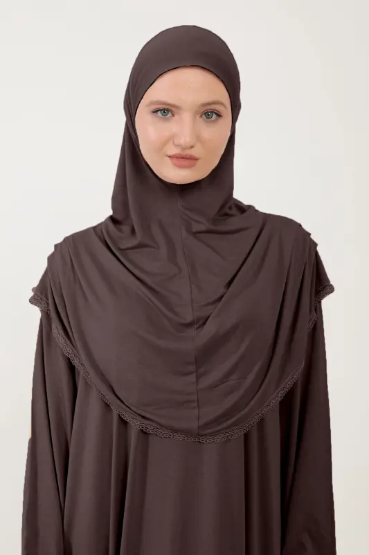 Kadın Tesettür Pamuklu Başörtülü Namaz Elbisesi Dantelli Tek Parça Penye Kumaş-Kahverengi - 4