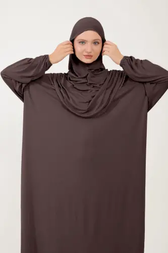 Kadın Tesettür Pamuklu Başörtülü Namaz Elbisesi Dantelli Tek Parça Penye Kumaş-Kahverengi - SONBAHARMODA (1)