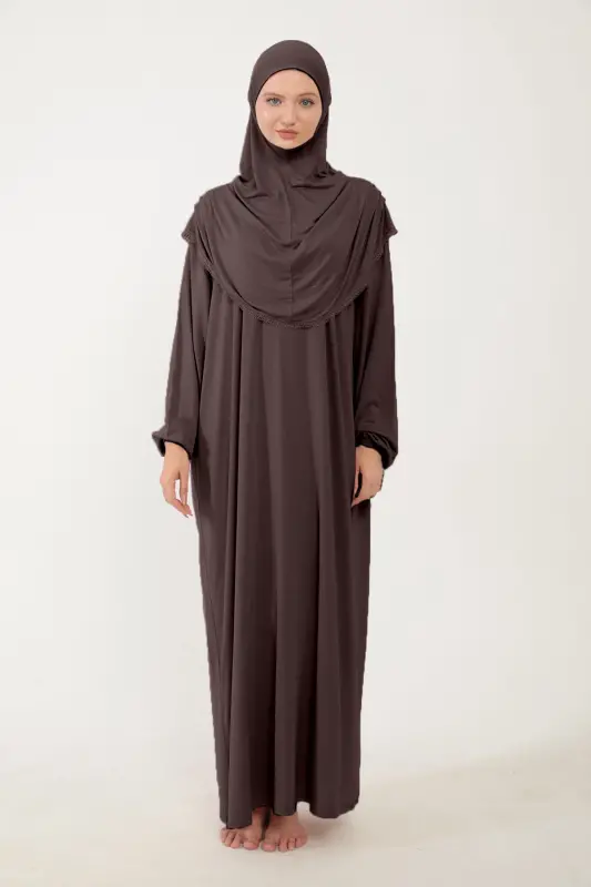 Kadın Tesettür Pamuklu Başörtülü Namaz Elbisesi Dantelli Tek Parça Penye Kumaş-Kahverengi - 3