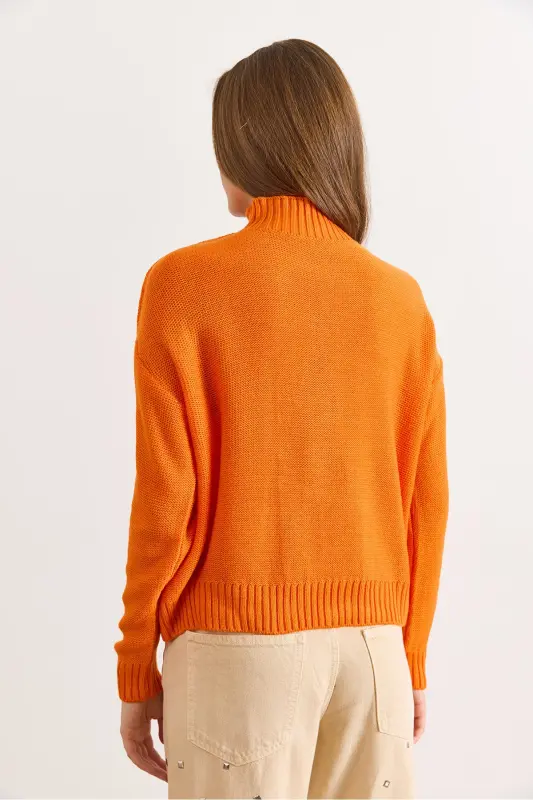 Kadın Turuncu Dik Yaka Ortası Saç Örgülü Triko Kazak KZK-19000912-Turuncu - 2