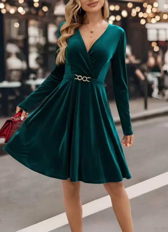 Kadın Uzun Kollu Kruvaze Yakalı Toka Detaylı Mini Kadife Elbise - 1