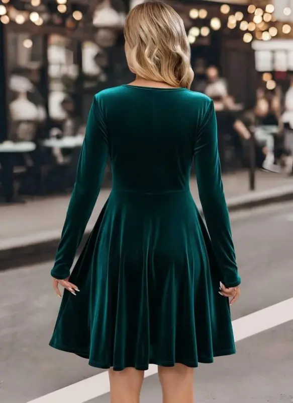 Kadın Uzun Kollu Kruvaze Yakalı Toka Detaylı Mini Kadife Elbise - 3