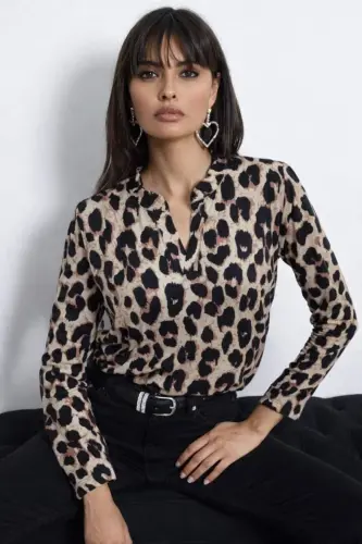 Kadın Uzun Kollu V Hakim Yakalı Leopar Desenli Süprem Bluz - 1