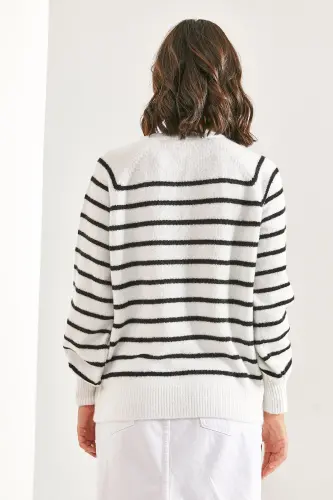 Kadın Yakası İlikli Balıkçı Yaka Çizgili Triko Kazak 20223207-Optik Beyaz - BIANCO LUCCI (1)