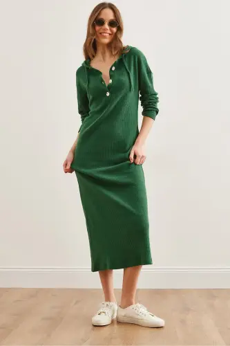 Kadın Yeşil Düğmeli Kapşonlu Oversize Fitilli Maxi Elbise ELB-19002319 - Yeşil - OLALOOK (1)