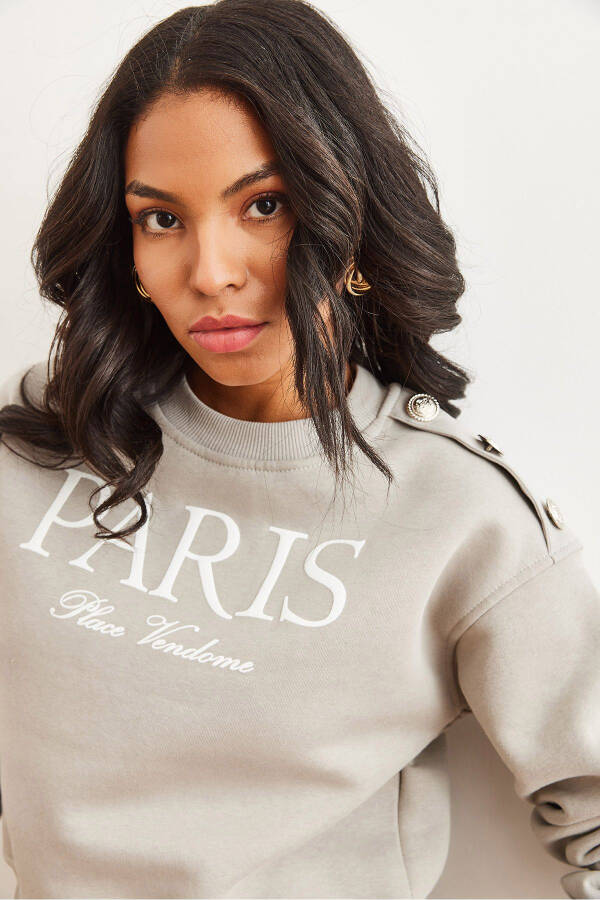 Kadın Yunus Gri Omuzu Düğme Detaylı Şardonlu Crop Kalın Sweatshirt SWT-19000695 - 4