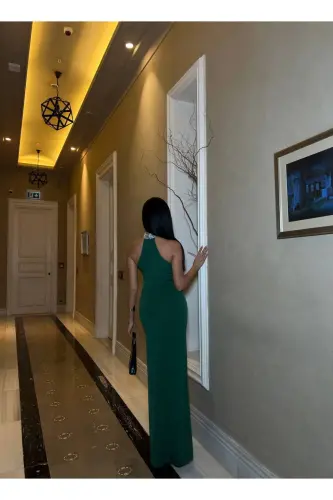 Kadın Zümrüt Yeşil Taş Boyun Detaylı Derin Yırtmaçlı Uzun Abiye Elbise-Yeşil - 3