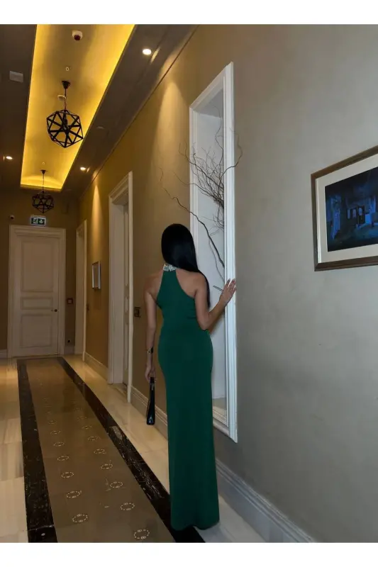 Kadın Zümrüt Yeşil Taş Boyun Detaylı Derin Yırtmaçlı Uzun Abiye Elbise-Yeşil - 3