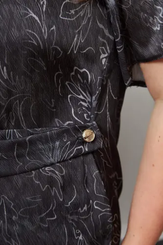 Камар аксессуарли катта ўлчамли блузка Қора - 3