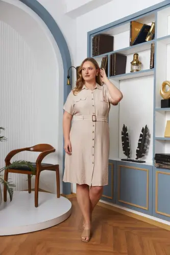 Kamar va cho'ntak detallari tugmachali qisqa yengli katta o'lchamli ko'ylak krem - 2