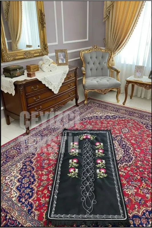 Kanaviçe Karanfil Işlemeli Etamin Kumaş Tek Seccade-Karanfil Siyaha Mavi Seccade - 1