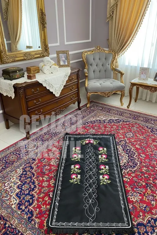 Kanaviçe Karanfil Işlemeli Etamin Kumaş Tek Seccade-Karanfil Siyaha Pembe Seccade - ÇT ÇEYIZCI TEKSTIL