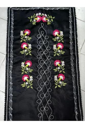 Kanaviçe Karanfil Işlemeli Etamin Kumaş Tek Seccade-Karanfil Siyaha Pembe Seccade - ÇT ÇEYIZCI TEKSTIL (1)