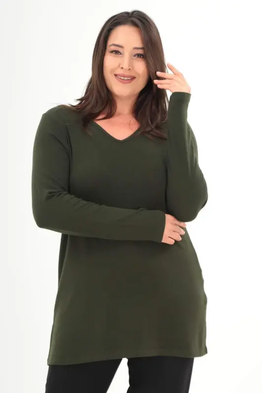 Katta hajmli V-bo'yinli yorilgan oddiy xaki bluza - 2