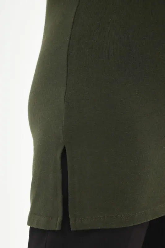 Katta hajmli V-bo'yinli yorilgan oddiy xaki bluza - 5