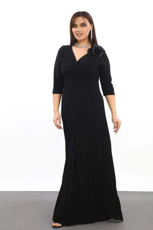 Katta o'lchamli ayollar uchun qora rangli 3072 raqamli kesishgan yoqali, cho'ziquvchan va likra matodan tikilgan tantanali libos - BÜYÜKBEDENIZ