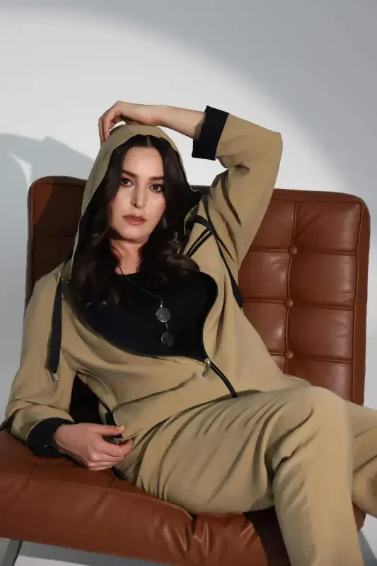 Katta o'lchamli kapüşonli fermuarli bej trenchkot - 5