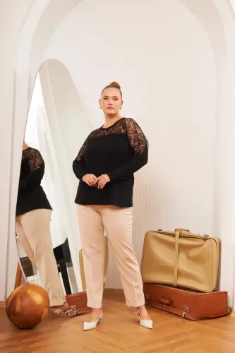 Katta oʻlchamli krujeva detallari bluzasi qora - 5