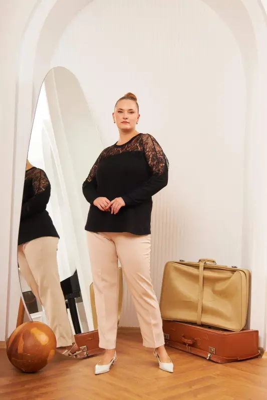 Katta oʻlchamli krujeva detallari bluzasi qora - 5