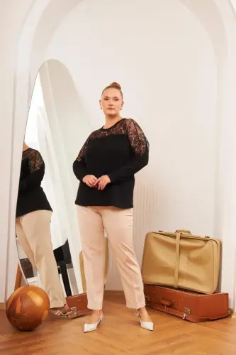 Katta oʻlchamli krujeva detallari bluzasi qora - 5