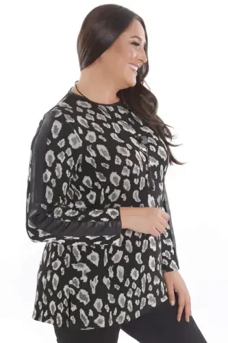 Katta oʻlchamli leopard naqshli, qoʻllari teri chiziqli qora bluzka - 5