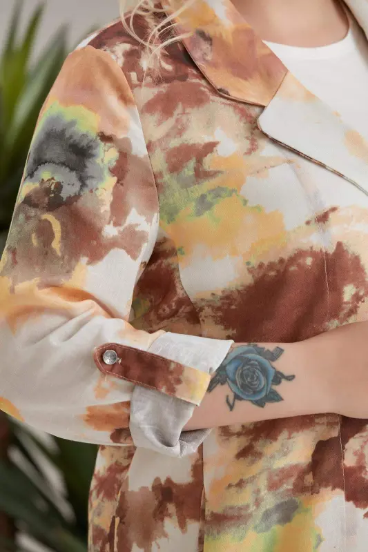 Katta o‘lchamli, naqshli, kruvaze yoqali, cho‘ntak detallari bo‘lgan jigarrang kurtka - 7
