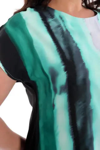 Katta o'lchamli naqshli, past qo'lli, oddiy qora bluzka - 5