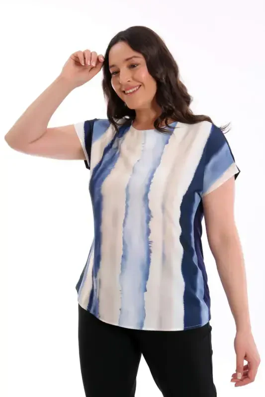 Katta oʻlchamli naqshli past qoʻlli oddiy toʻq koʻk bluzka - 3