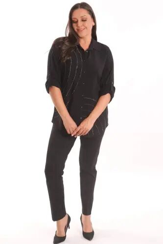 Katta o'lchamli tosh bosma detallatli to'qilgan qora ko'ylak - 4